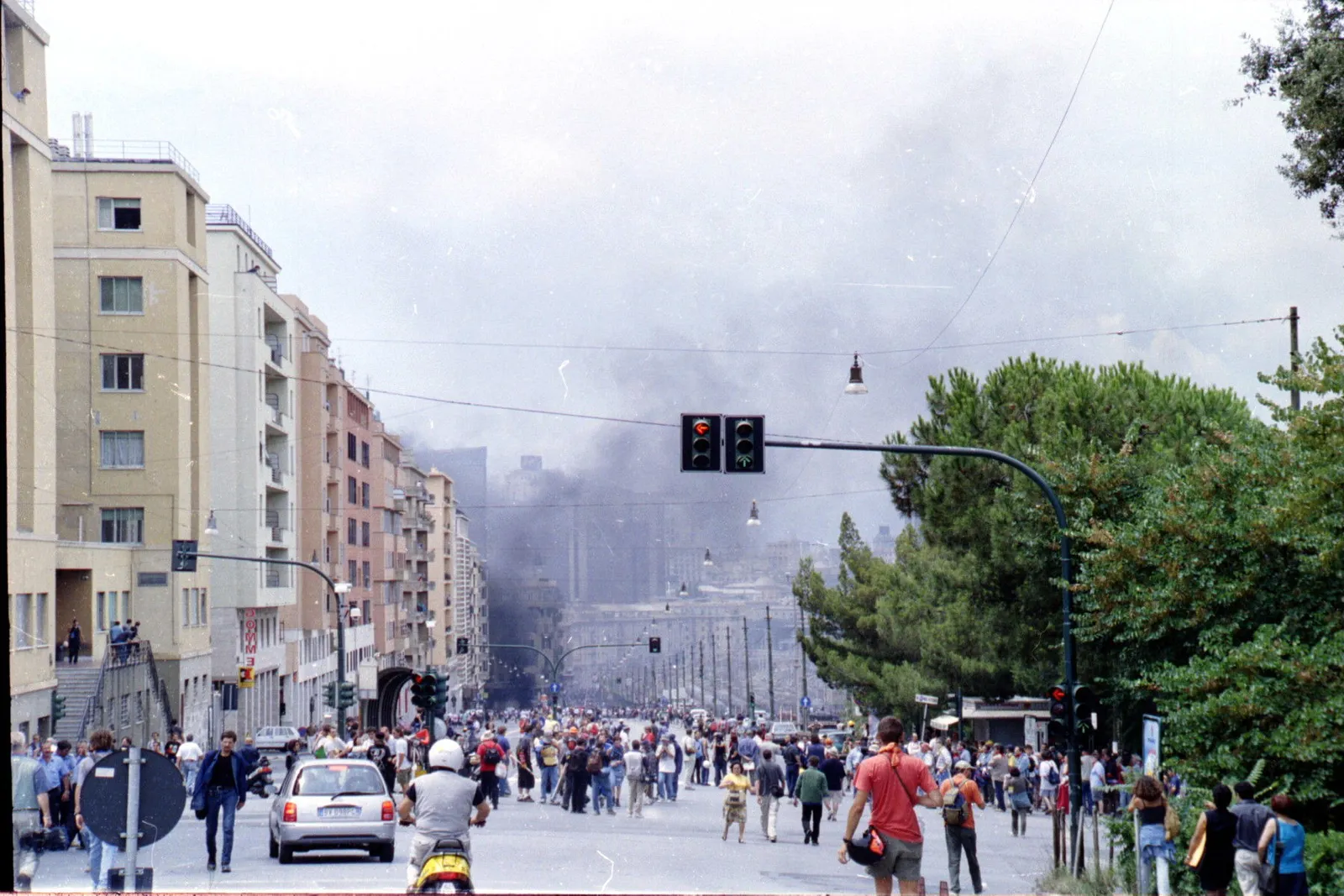 Il corteo dei manifestanti in corso Gastaldi durante il G8 di Genova del 2001