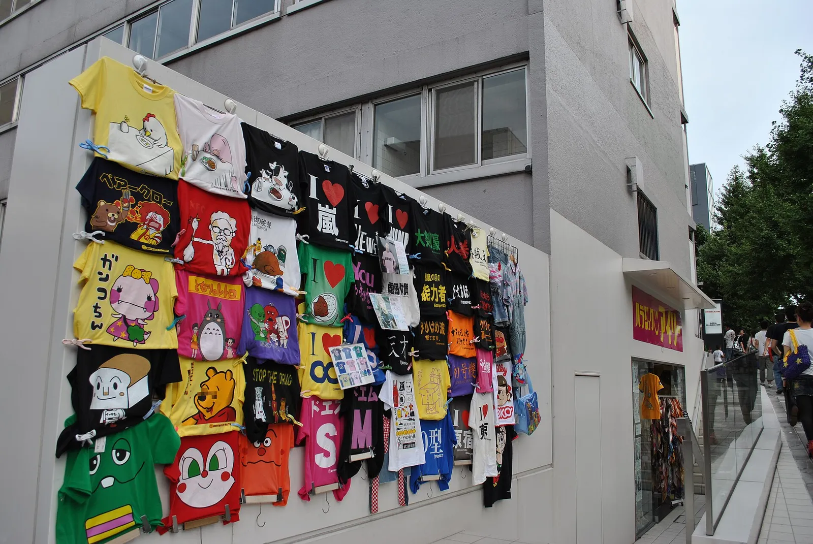 Numerose magliette esposte in un negozio di abbigliamento (immagine di contesto)