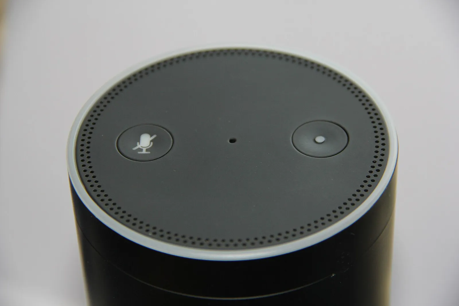 Un altoparlante intelligente, esempio di dispositivo connesso con microfono in ascolto