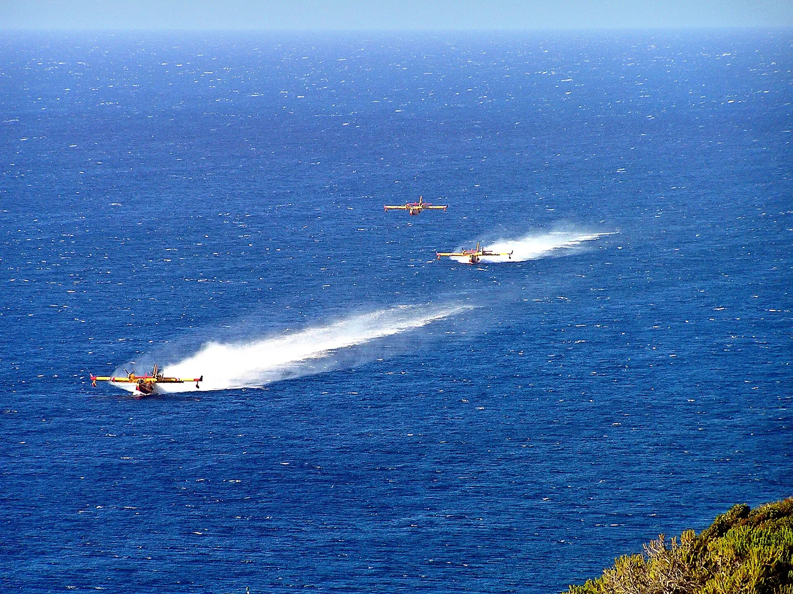 Un Canadair effettua un lancio d'acqua durante un incendio