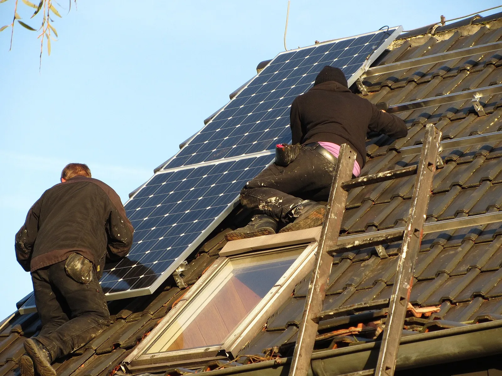 Installazione di moduli fotovoltaici su un tetto