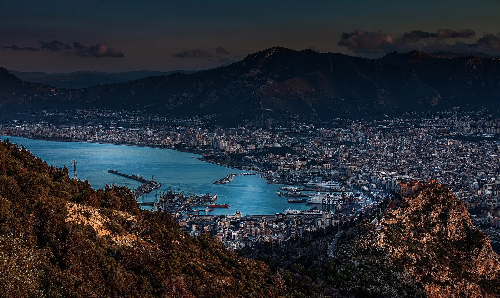 Veduta di Palermo al tramonto