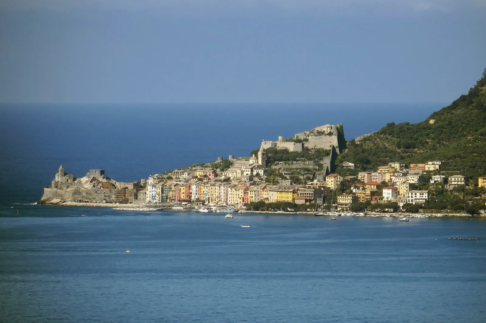 Il borgo di Porto Venere visto dal mare
