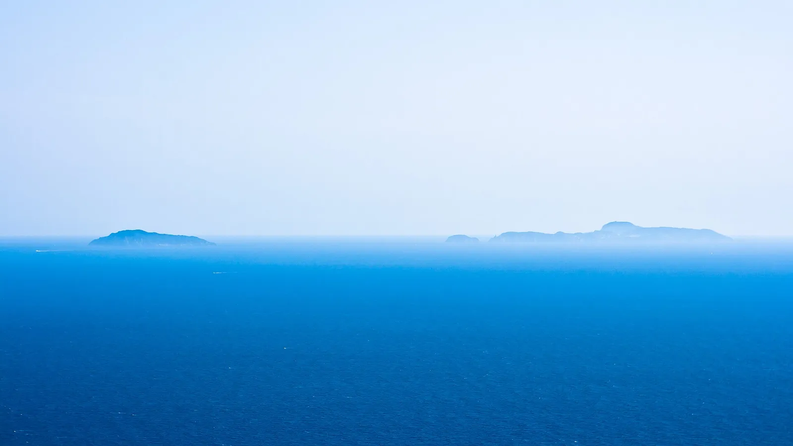 Il mare e le coste delle isole di Palmarola e Ponza