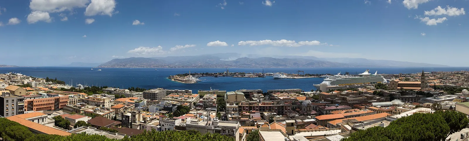 Un traghetto attraversa lo Stretto di Messina