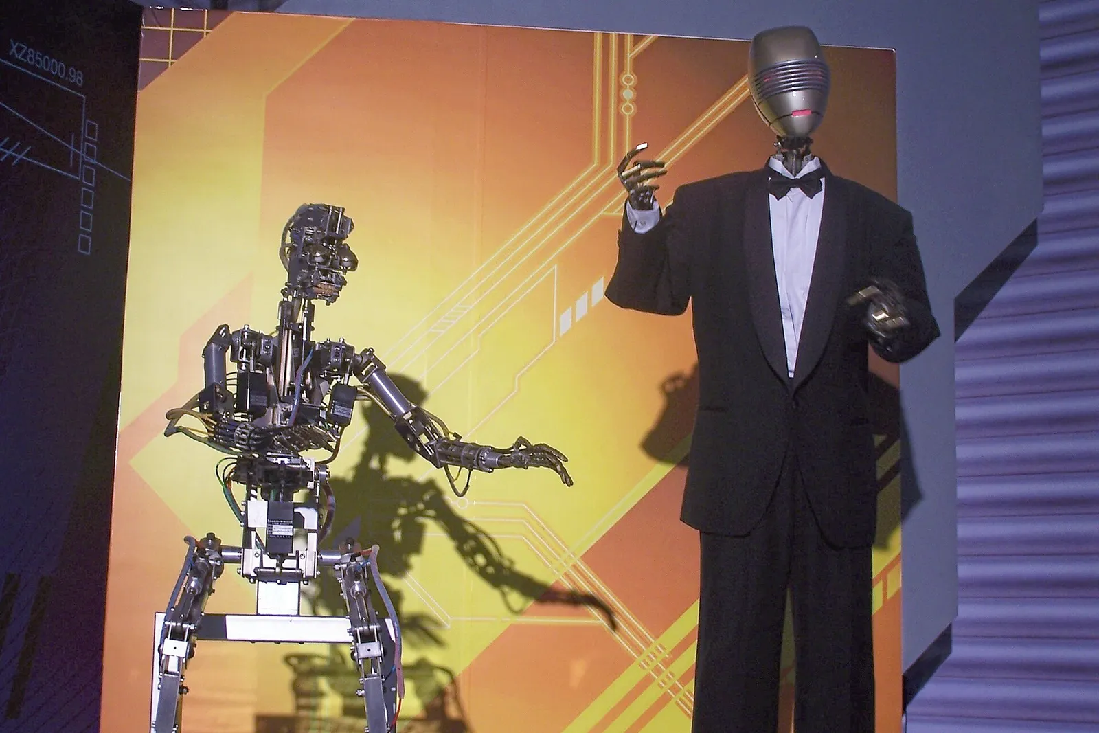 Robot umanoidi esposti in una mostra