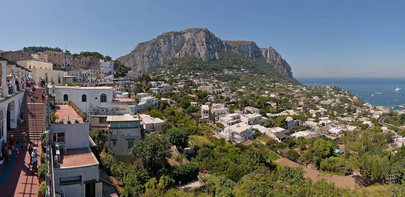 Veduta del centro di Capri con il mare sullo sfondo
