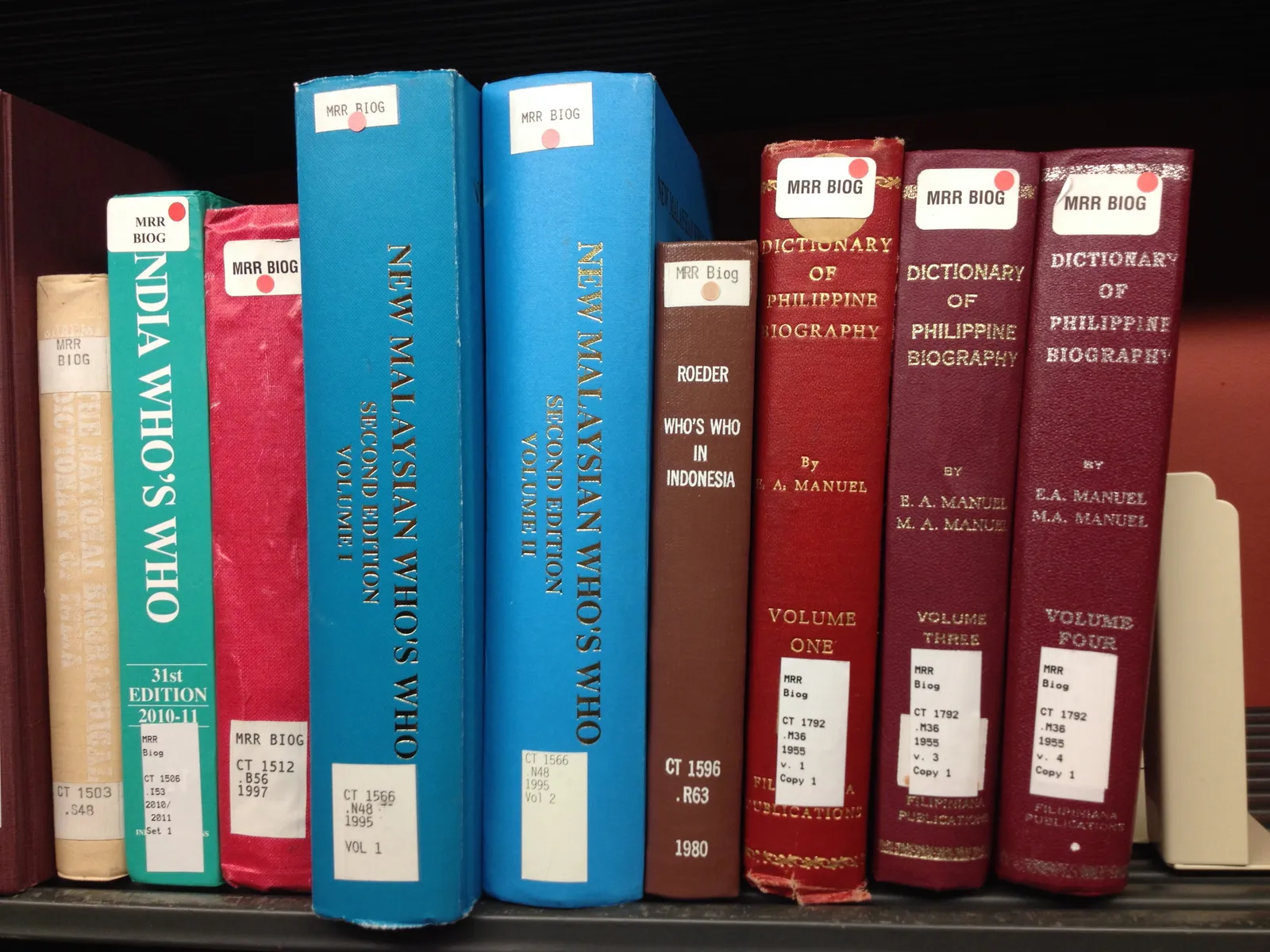 Libri su scaffali in una grande sala di lettura