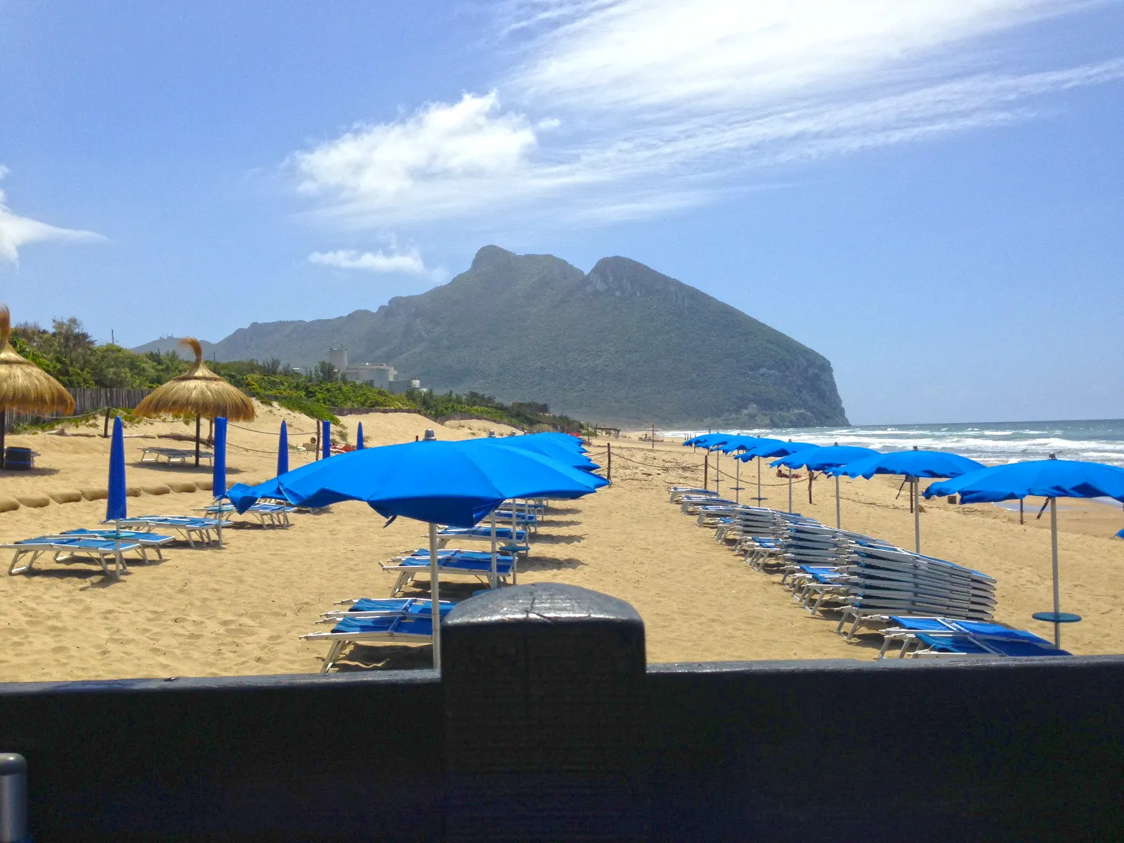 La spiaggia di Sabaudia con il Monte Circeo sullo sfondo