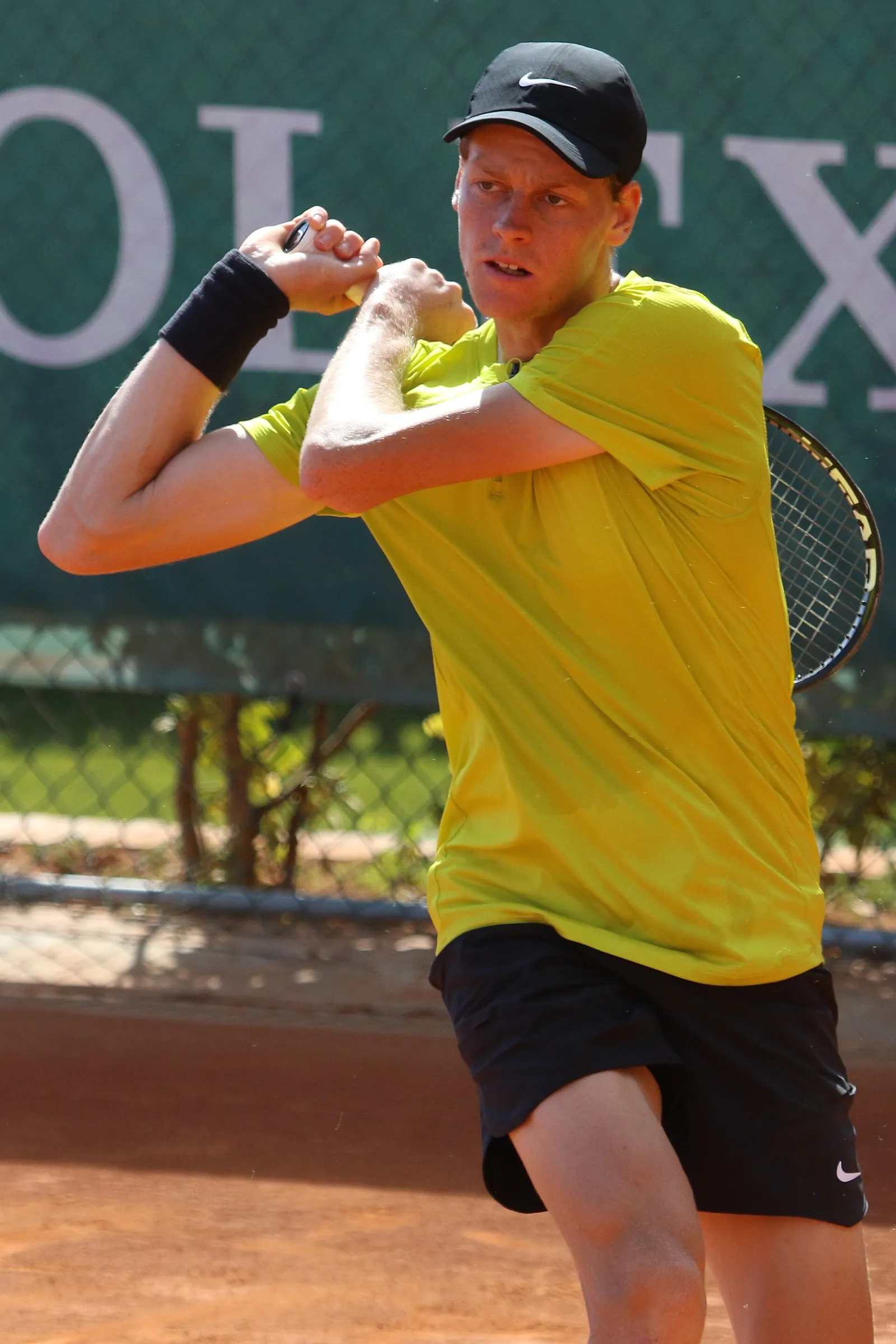 Jannik Sinner in campo durante un torneo