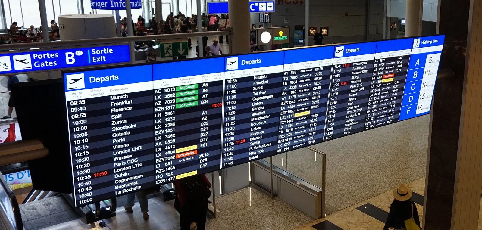 Il tabellone delle partenze in un aeroporto