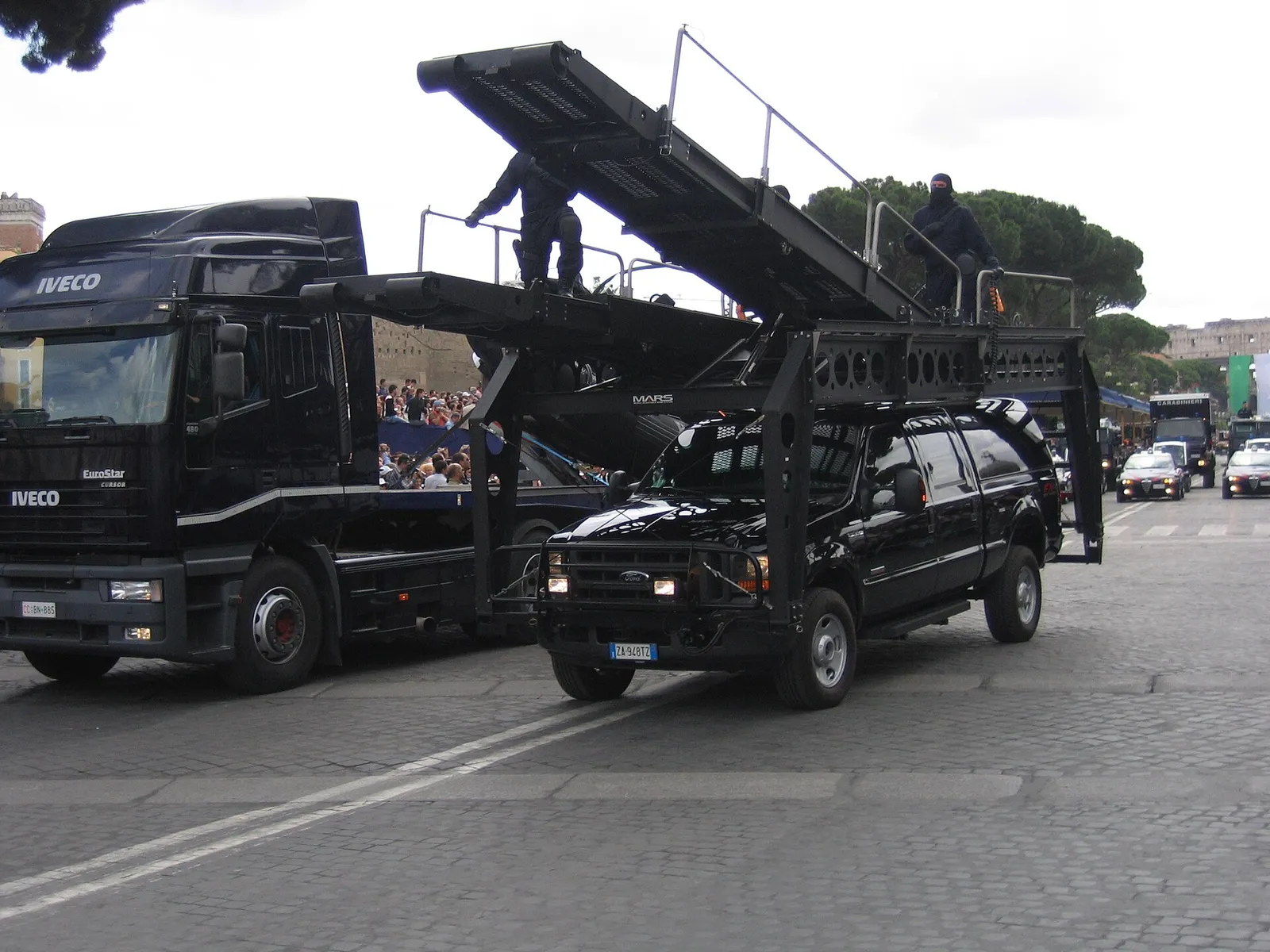 Mezzi e operatori dei reparti speciali dei Carabinieri durante una parata a Roma