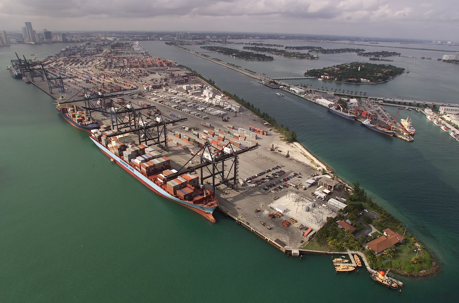 Un terminal container in un porto commerciale (immagine d'archivio)