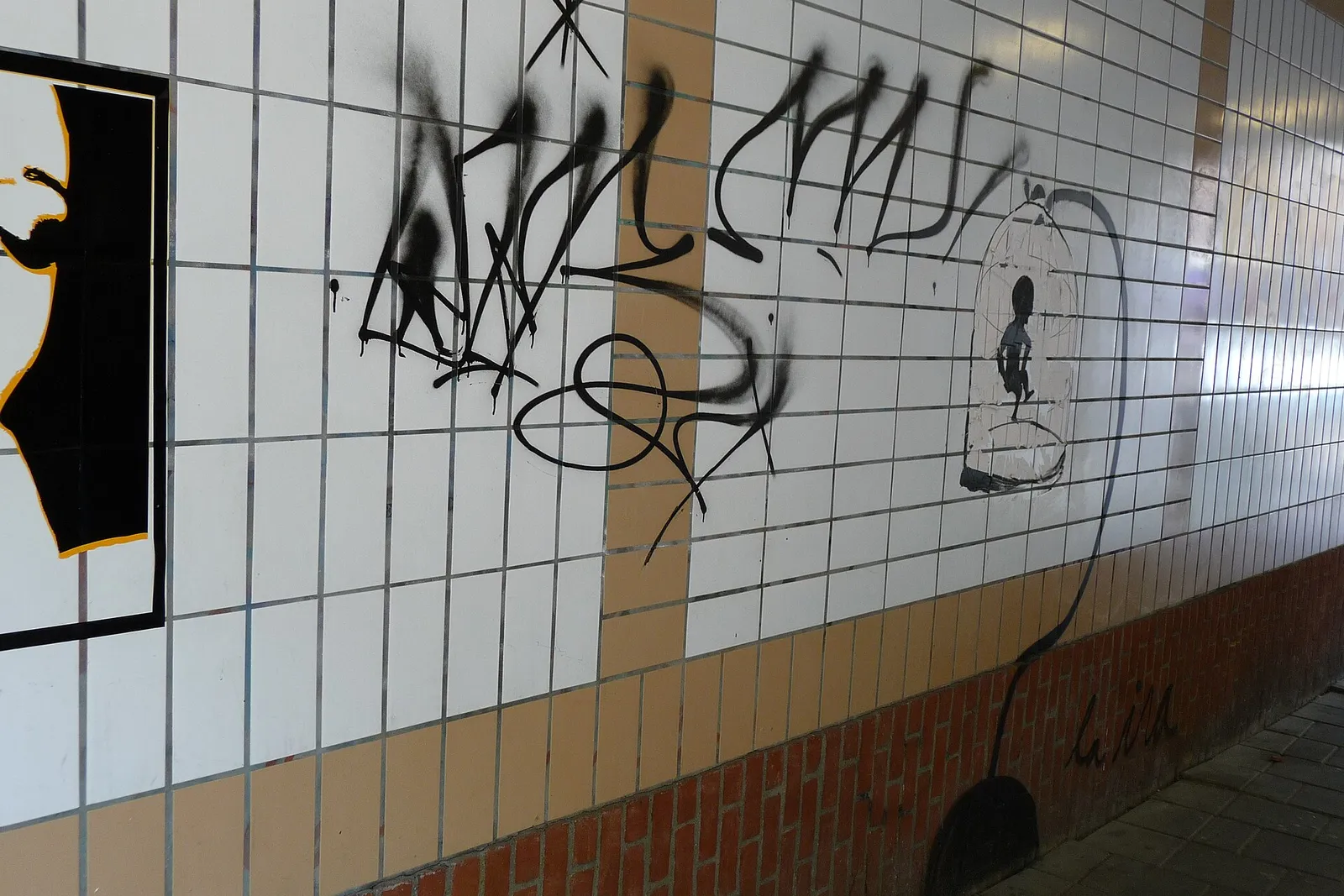 Opere di street art su un muro urbano