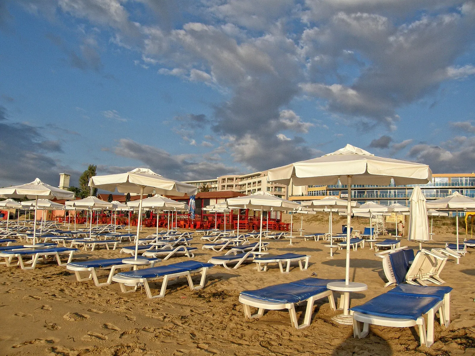 Una spiaggia affollata sotto il sole estivo