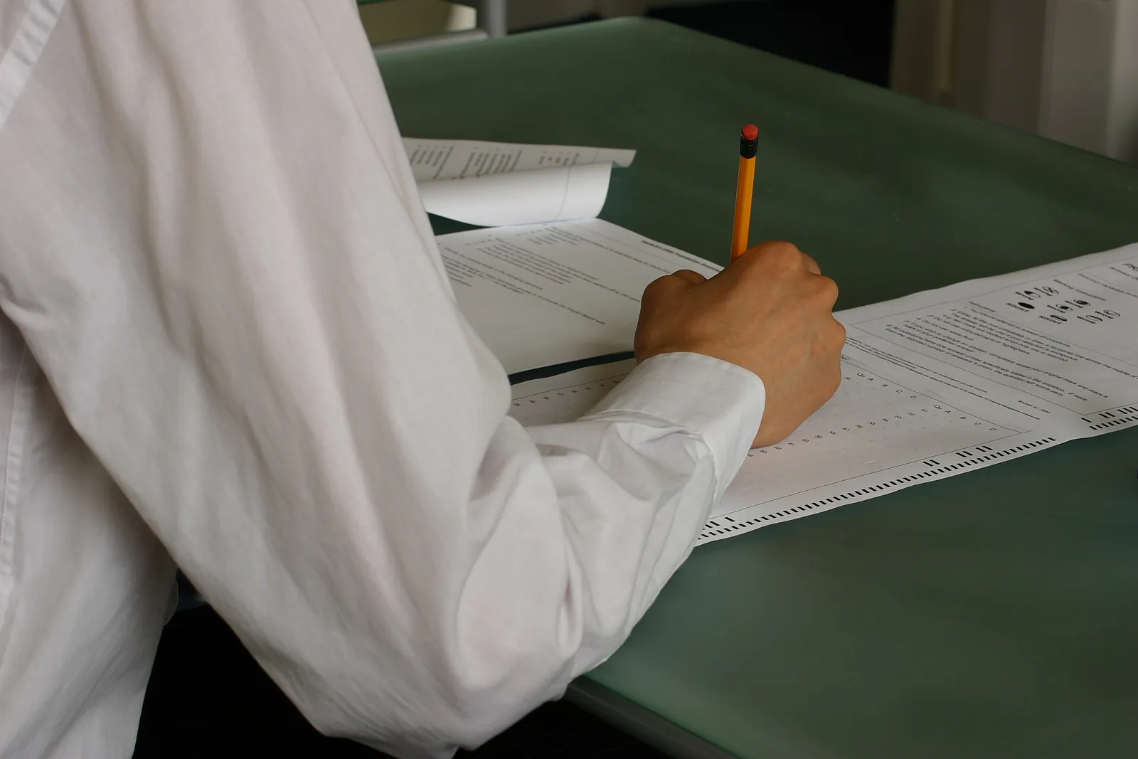 Uno studente scrive durante un esame