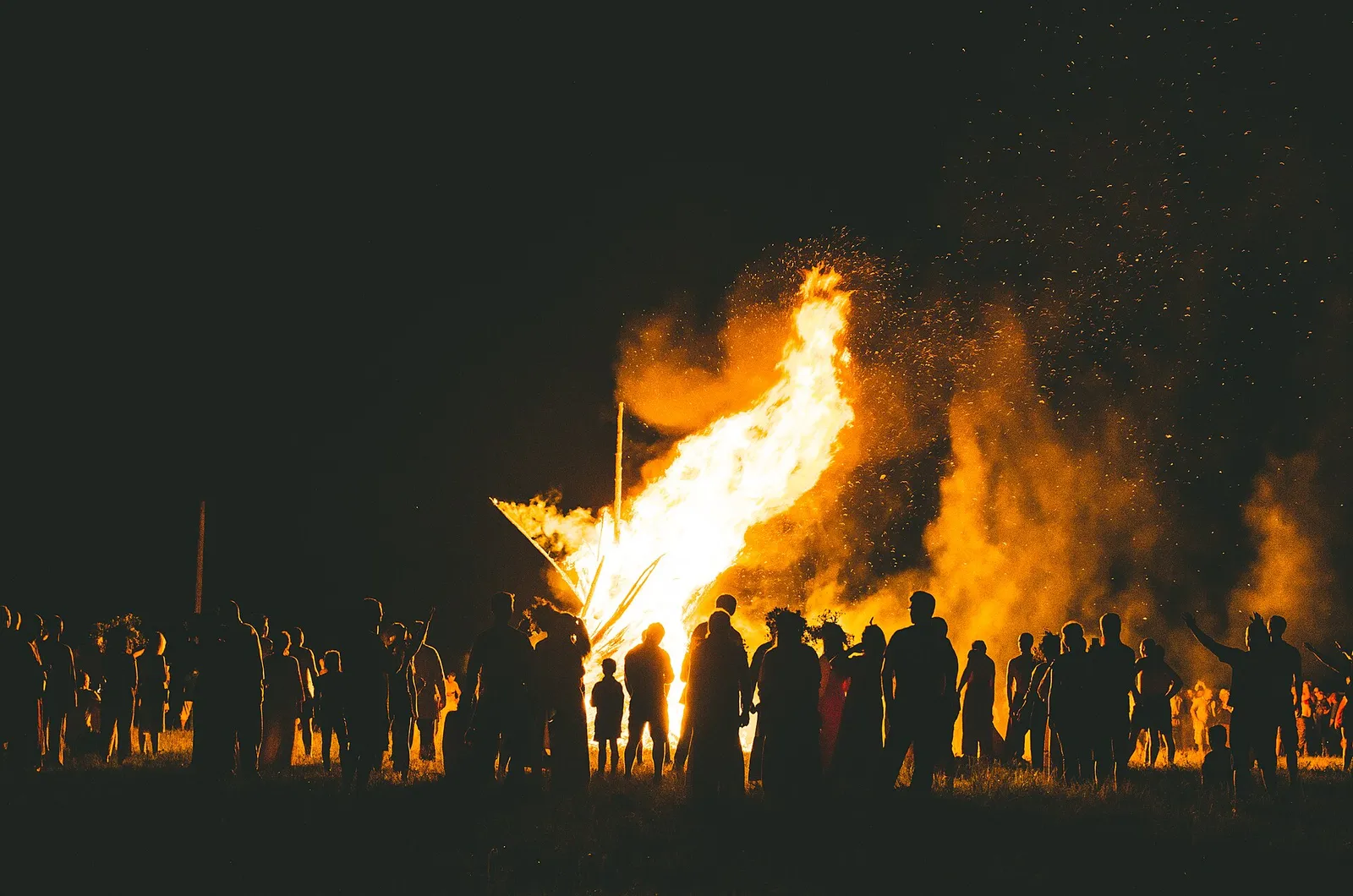 Un falò acceso nella notte