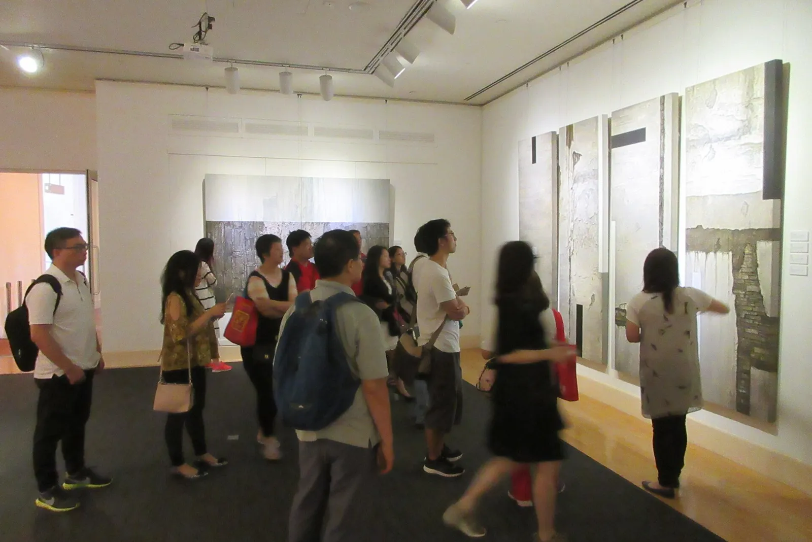 Visitatori in una sala espositiva d'arte