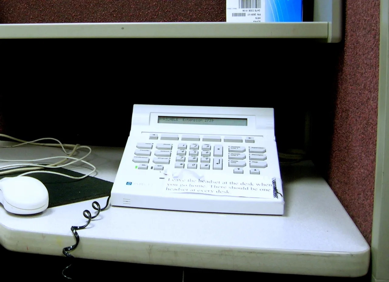 Postazione cuffia e telefono in un call center