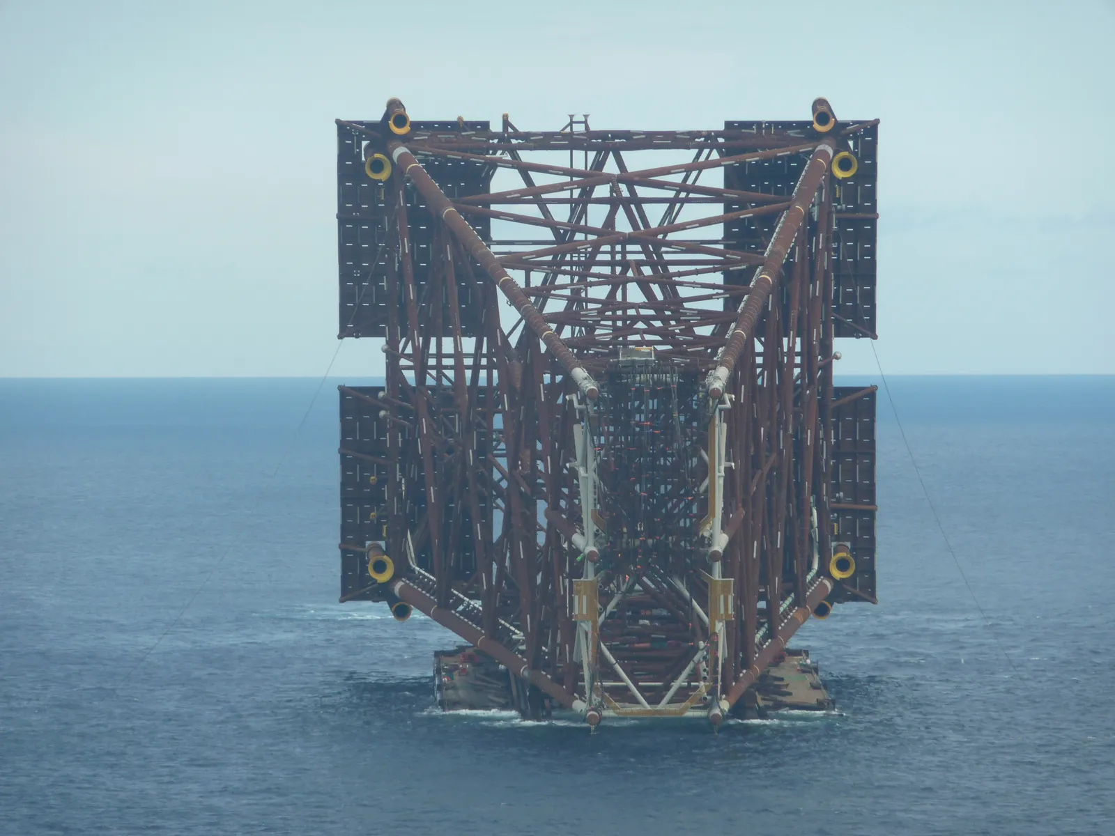 Operazione offshore di varo di una struttura in mare (immagine d'archivio)