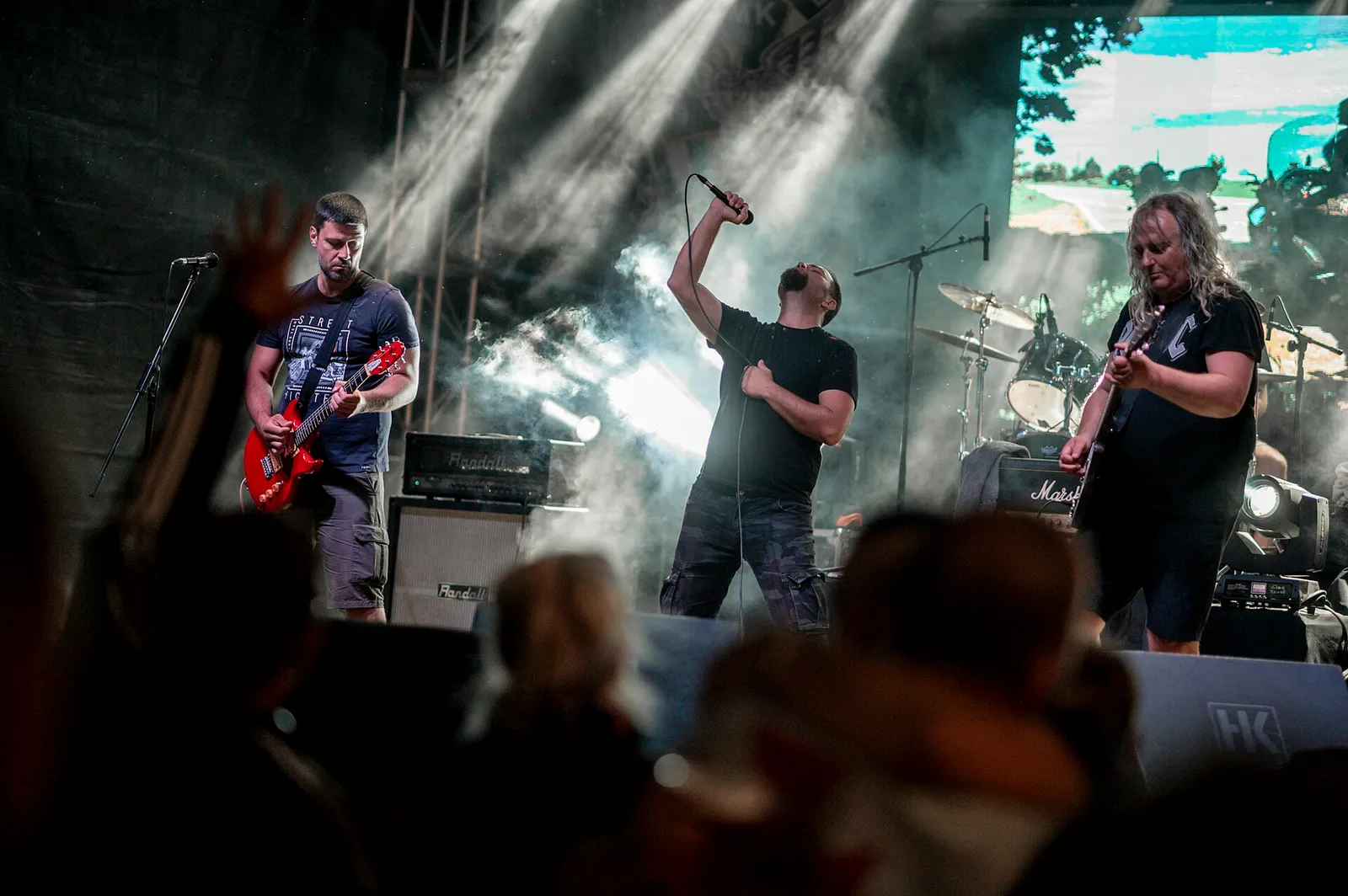 Un concerto rock dal vivo a un festival all'aperto