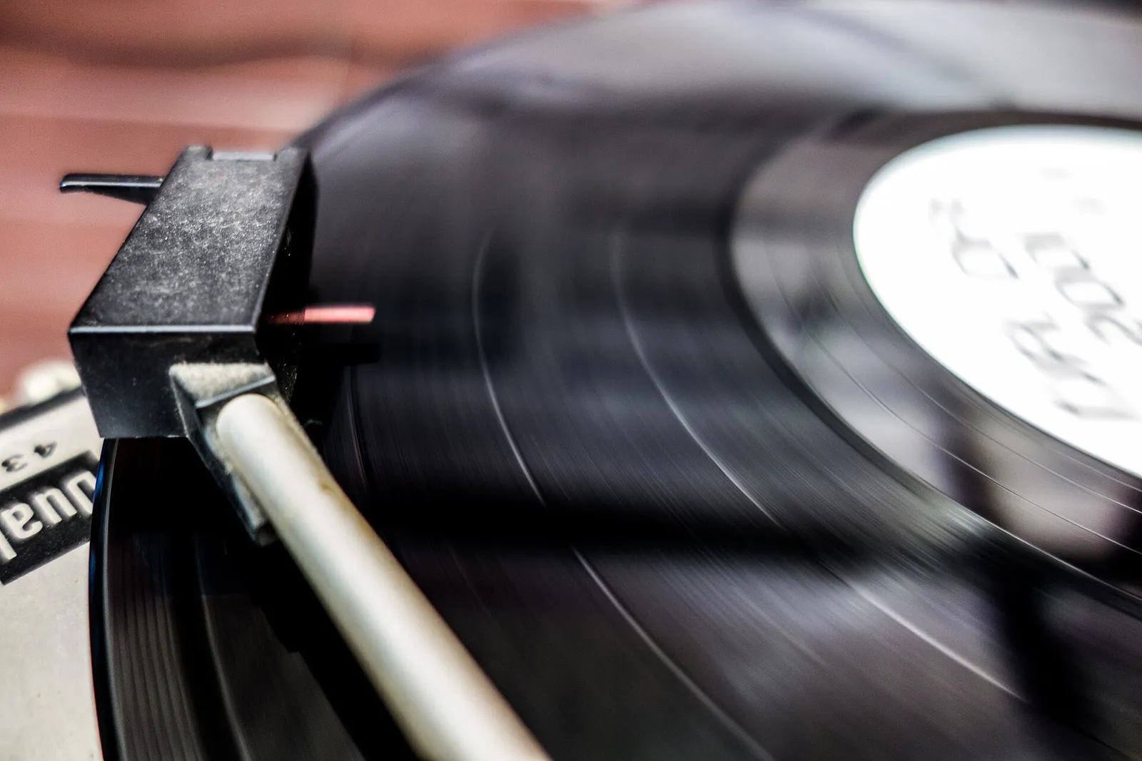 Un disco in vinile su un giradischi