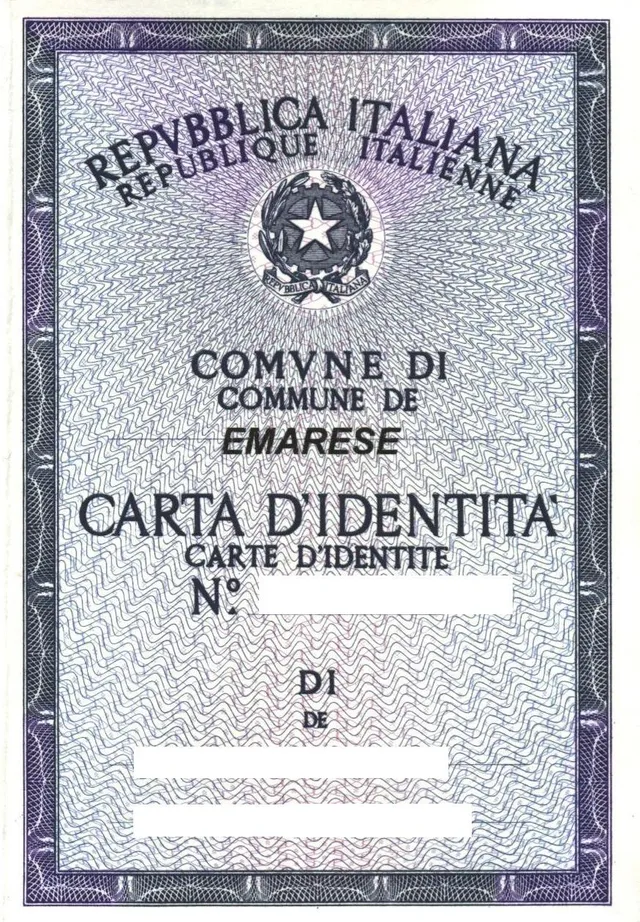 Una carta d'identità cartacea italiana
