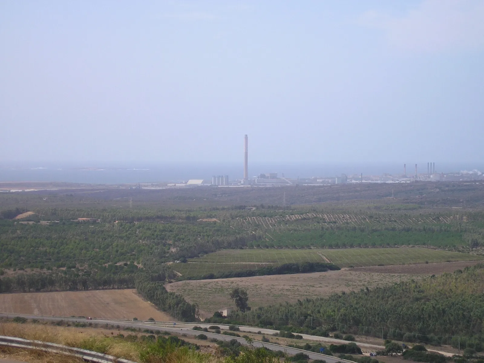 Il polo industriale di Portovesme visto da Monte Sirai