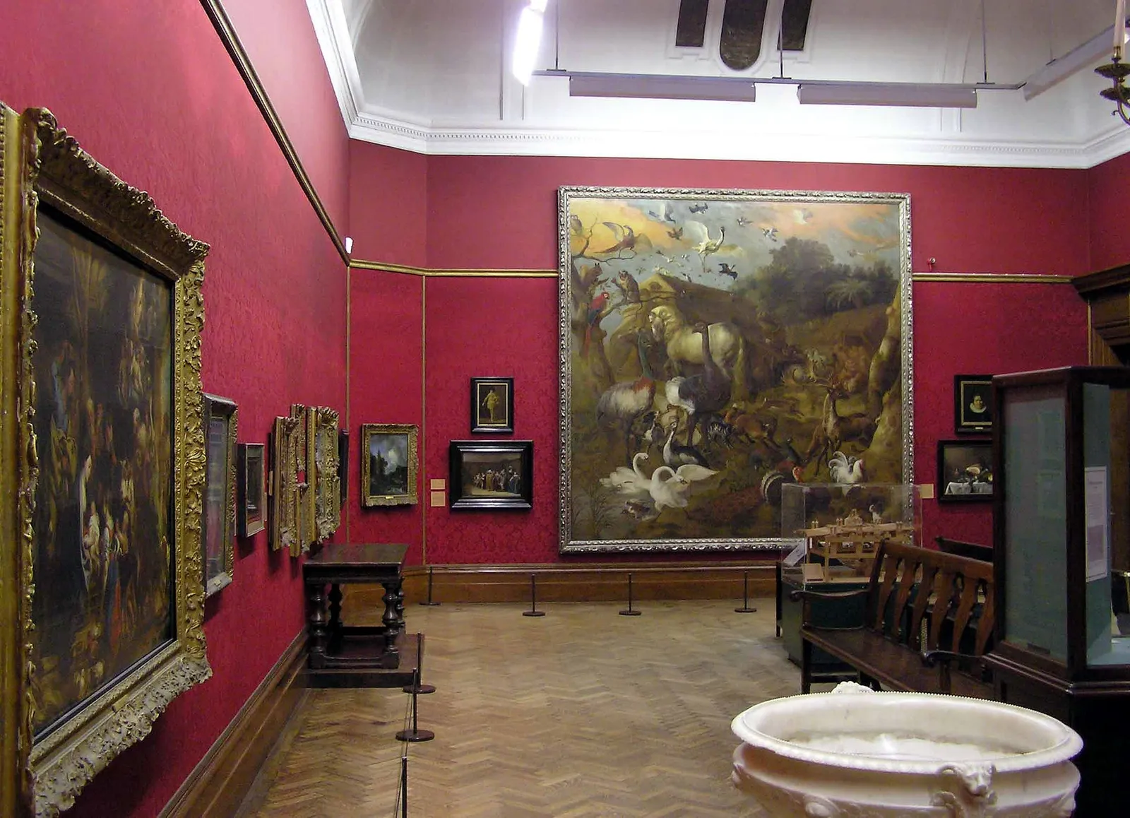 L'interno di una galleria d'arte con dipinti alle pareti