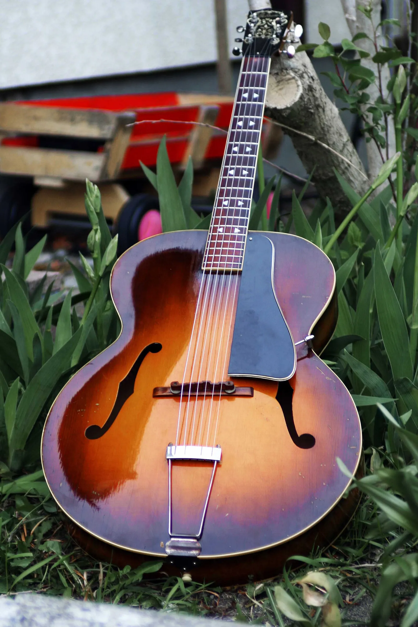 Una chitarra acustica d'epoca