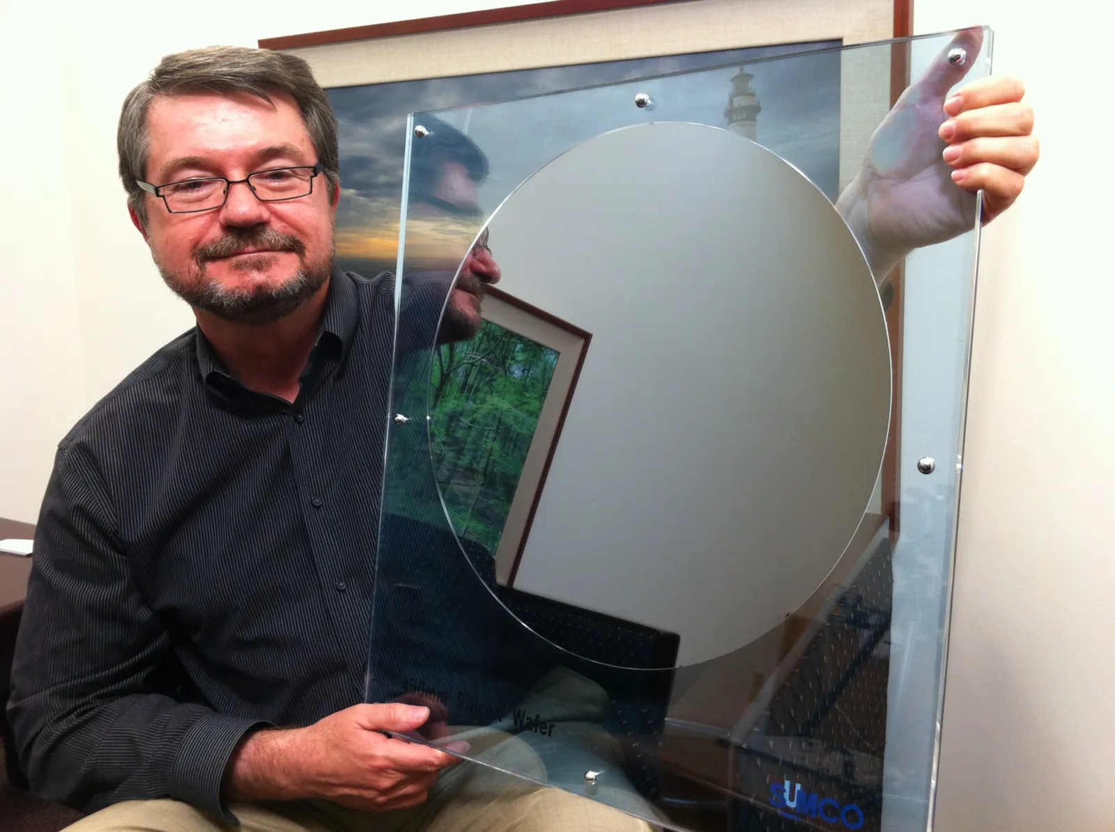 Un wafer di silicio per la produzione di semiconduttori (immagine d'archivio)