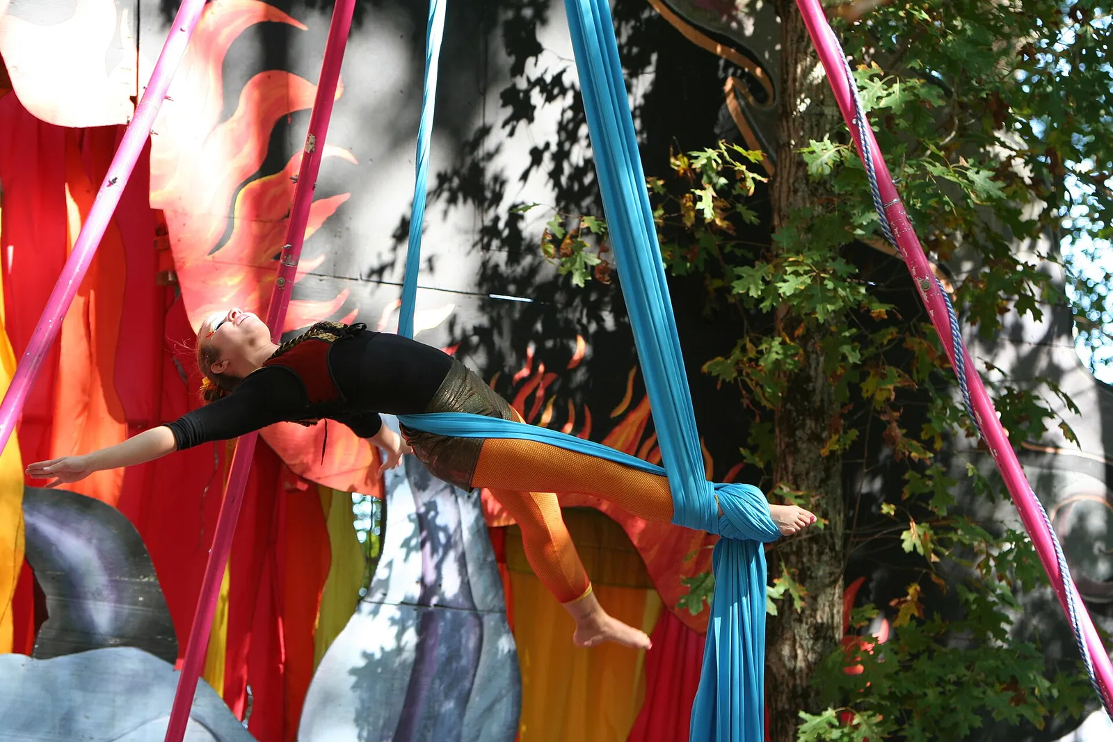Un'acrobata di circo contemporaneo su tessuti aerei