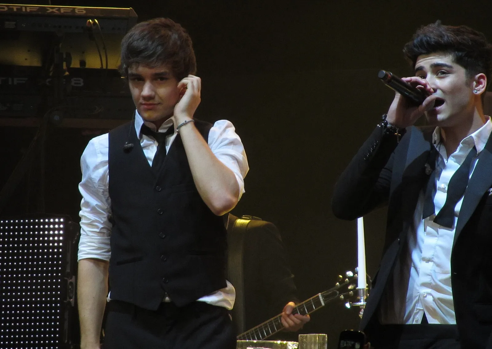 Liam Payne (a sinistra) sul palco con gli One Direction (immagine d'archivio)