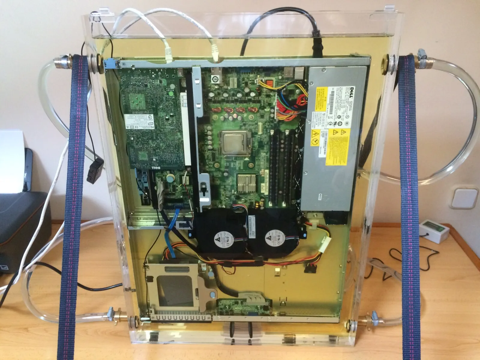 Un server raffreddato a liquido per immersione