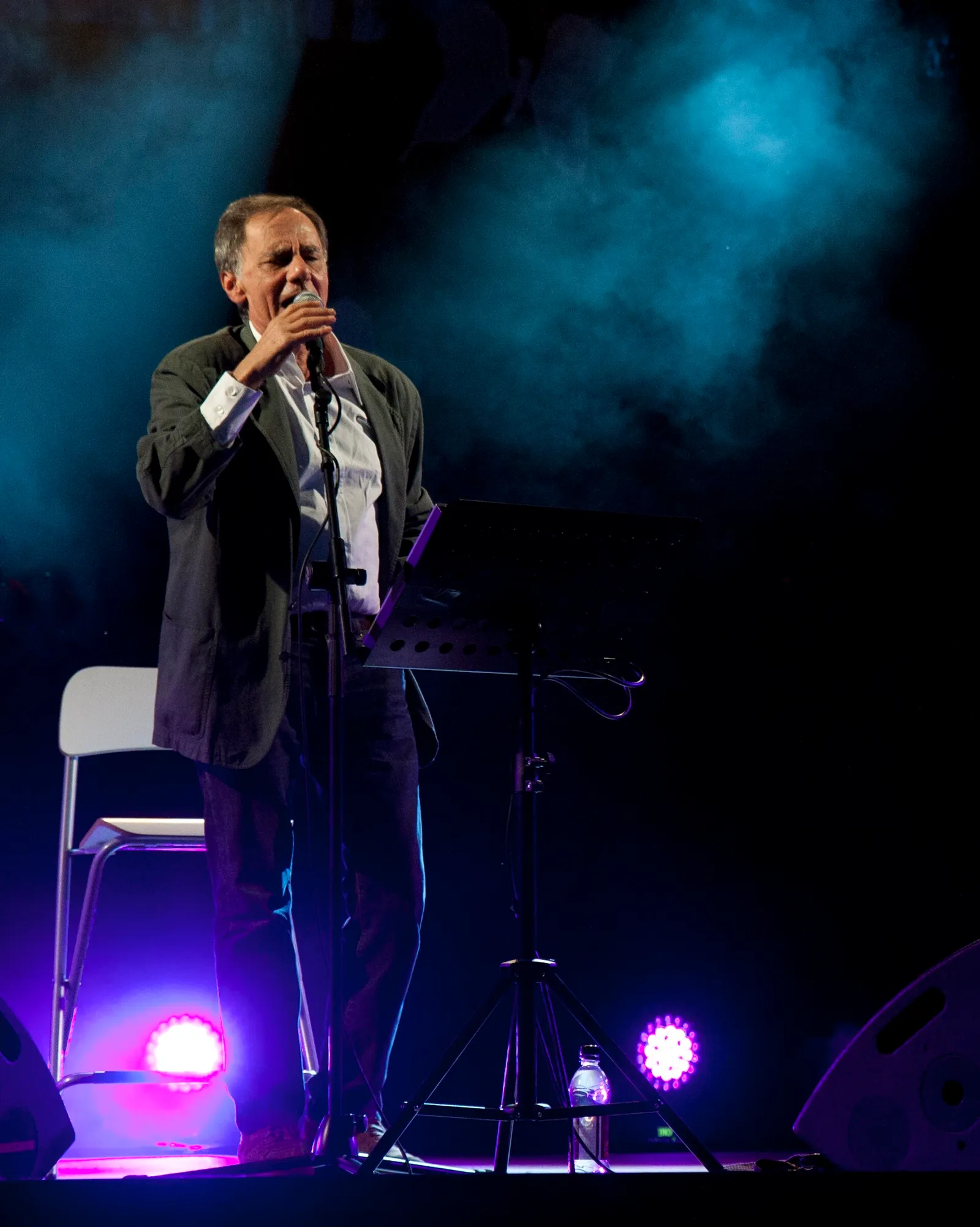 Il cantautore Roberto Vecchioni sul palco