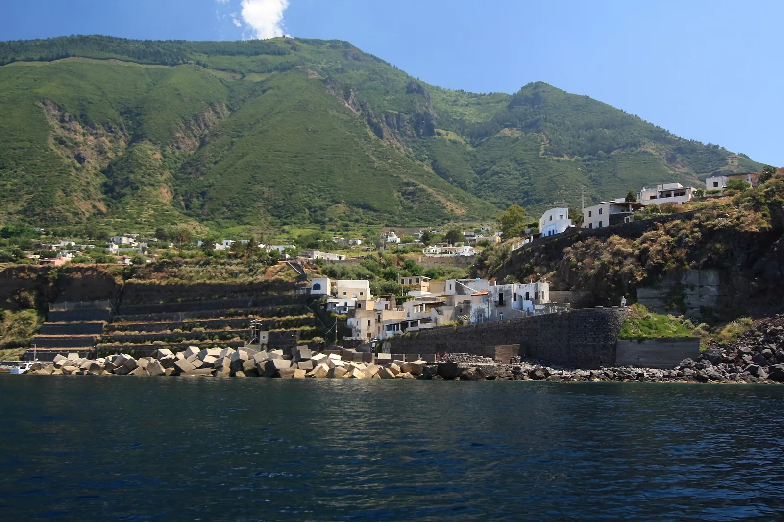 Il borgo di Malfa, sull'isola di Salina, nelle Eolie