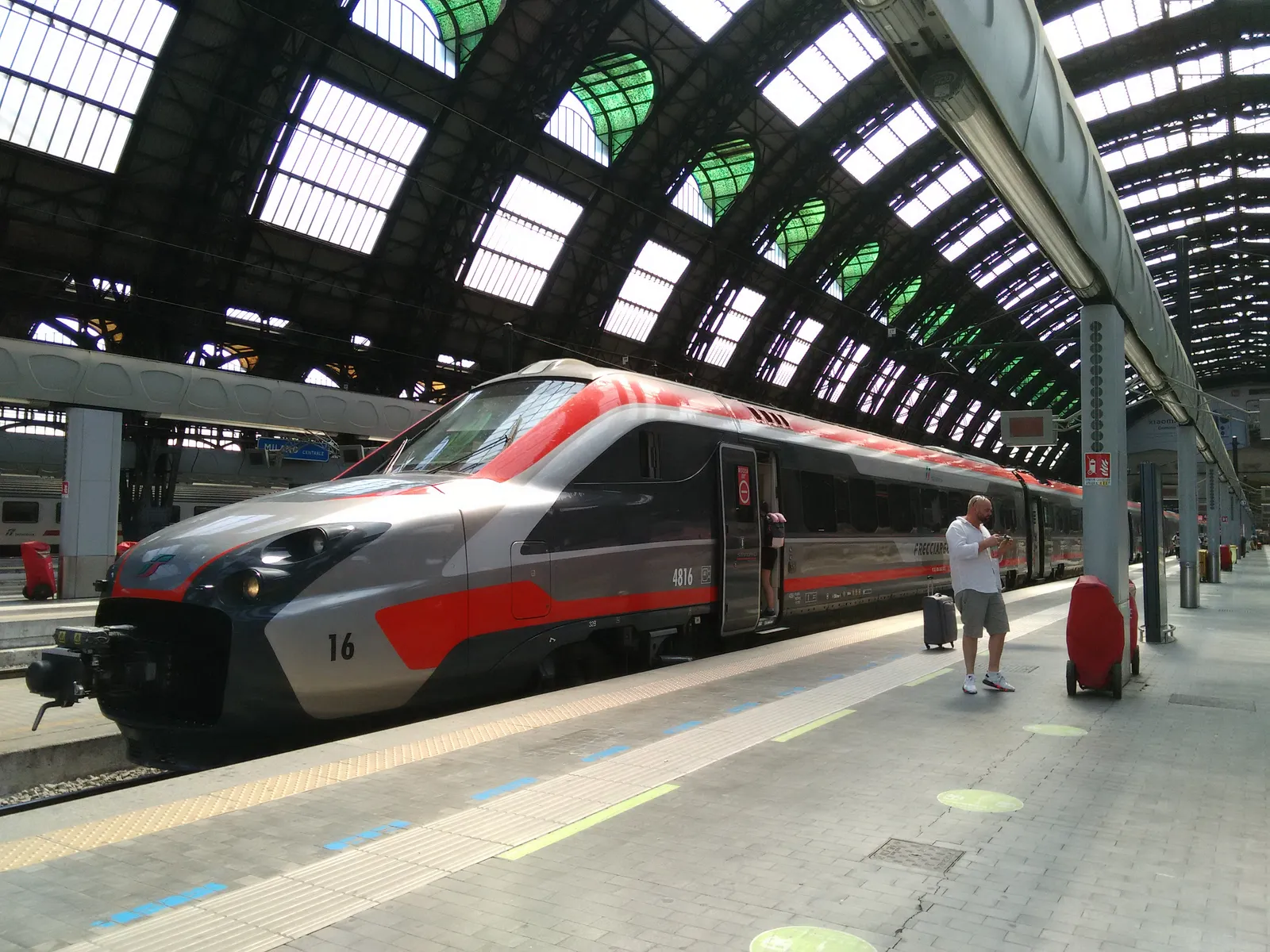 Un treno Frecciargento di Trenitalia alla stazione di Milano Centrale