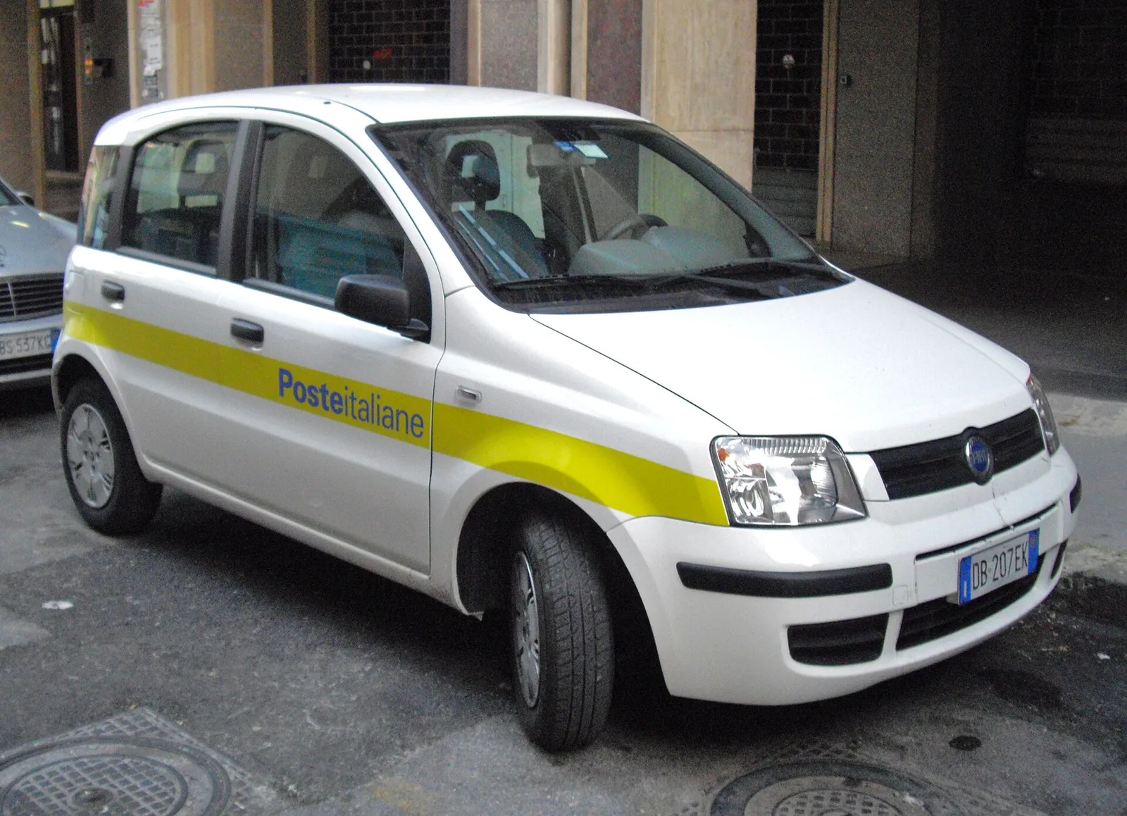 Un'auto di Poste Italiane