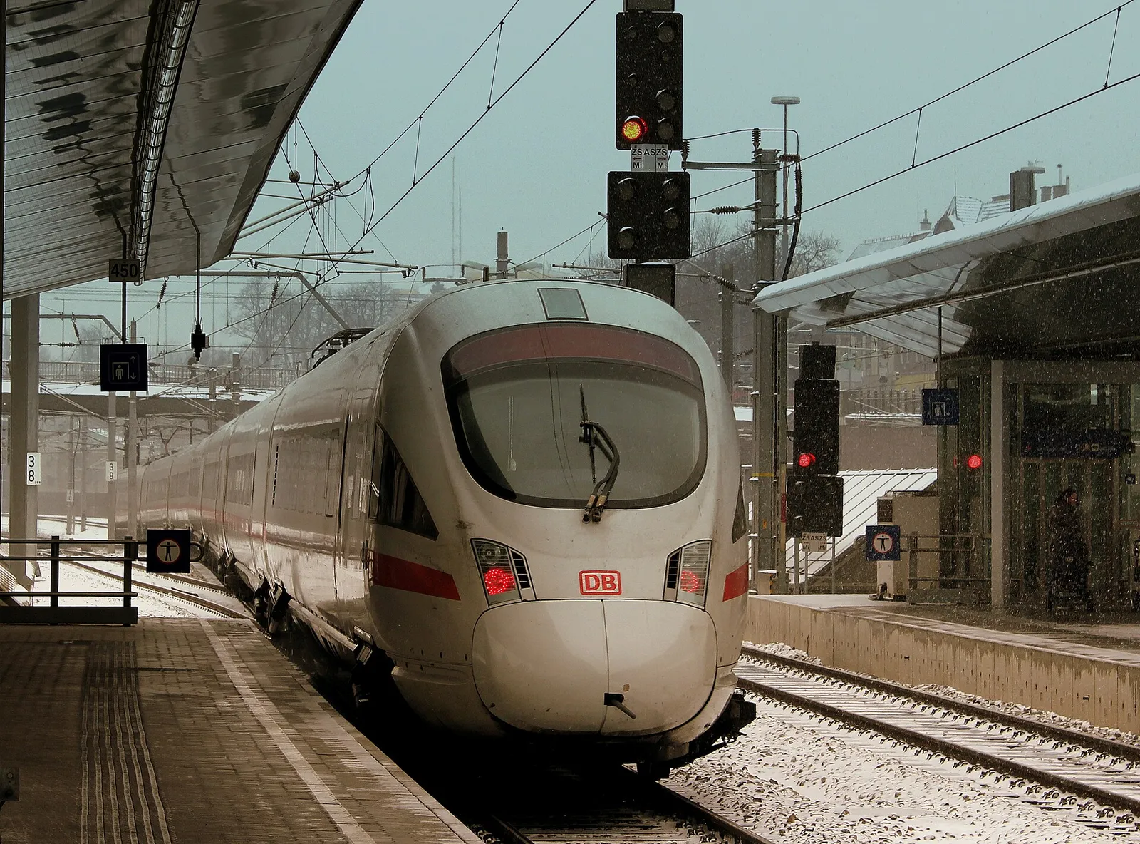 Un treno ICE della Deutsche Bahn in stazione (immagine d'archivio)