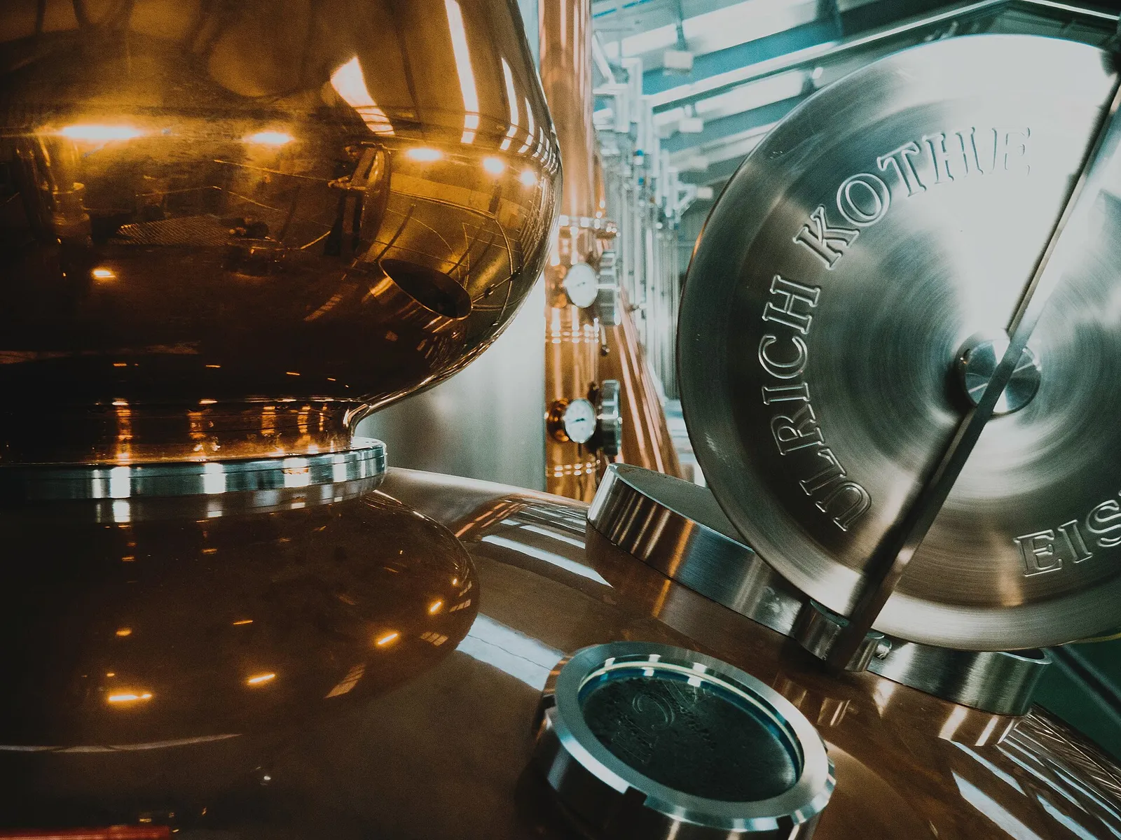 Alambicchi di rame in una distilleria (immagine d'archivio)