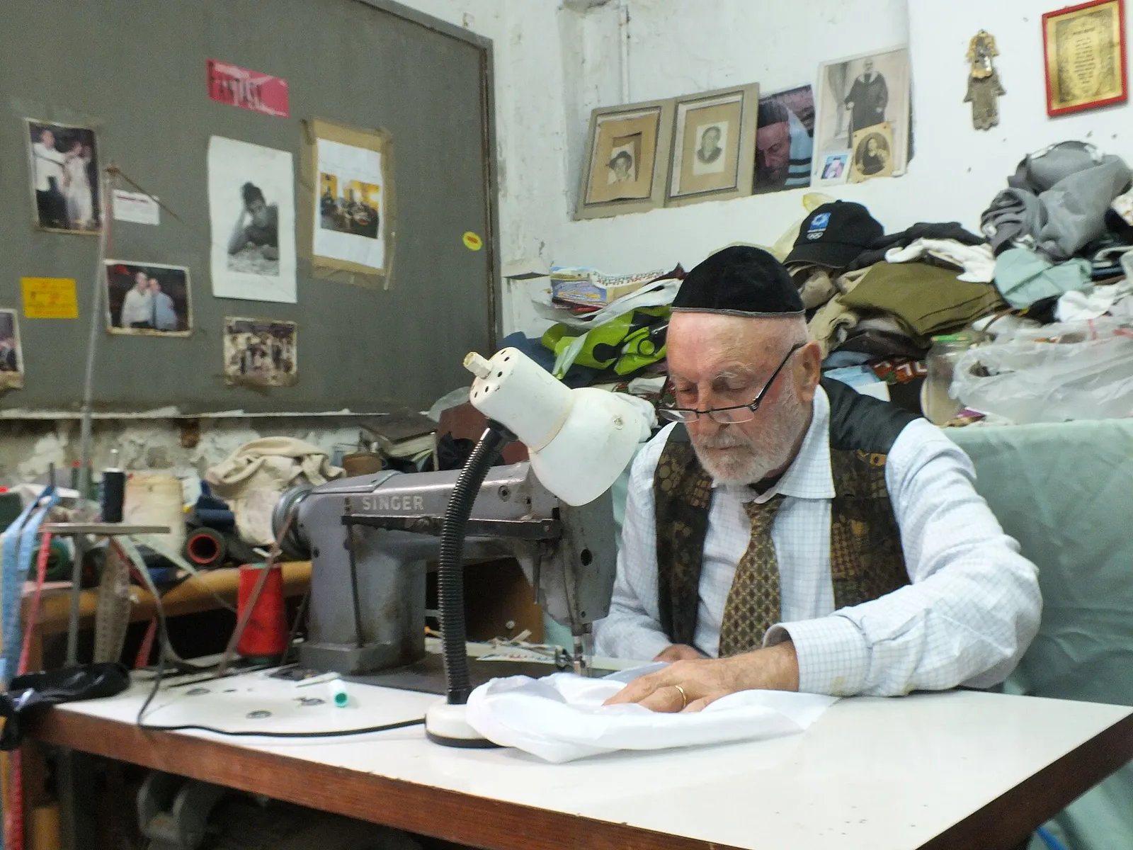 Un sarto al lavoro con la stoffa
