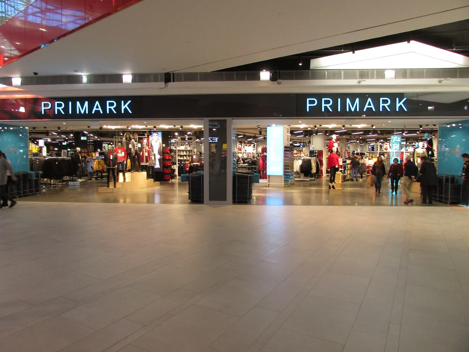 Interno di un negozio di abbigliamento in un centro commerciale