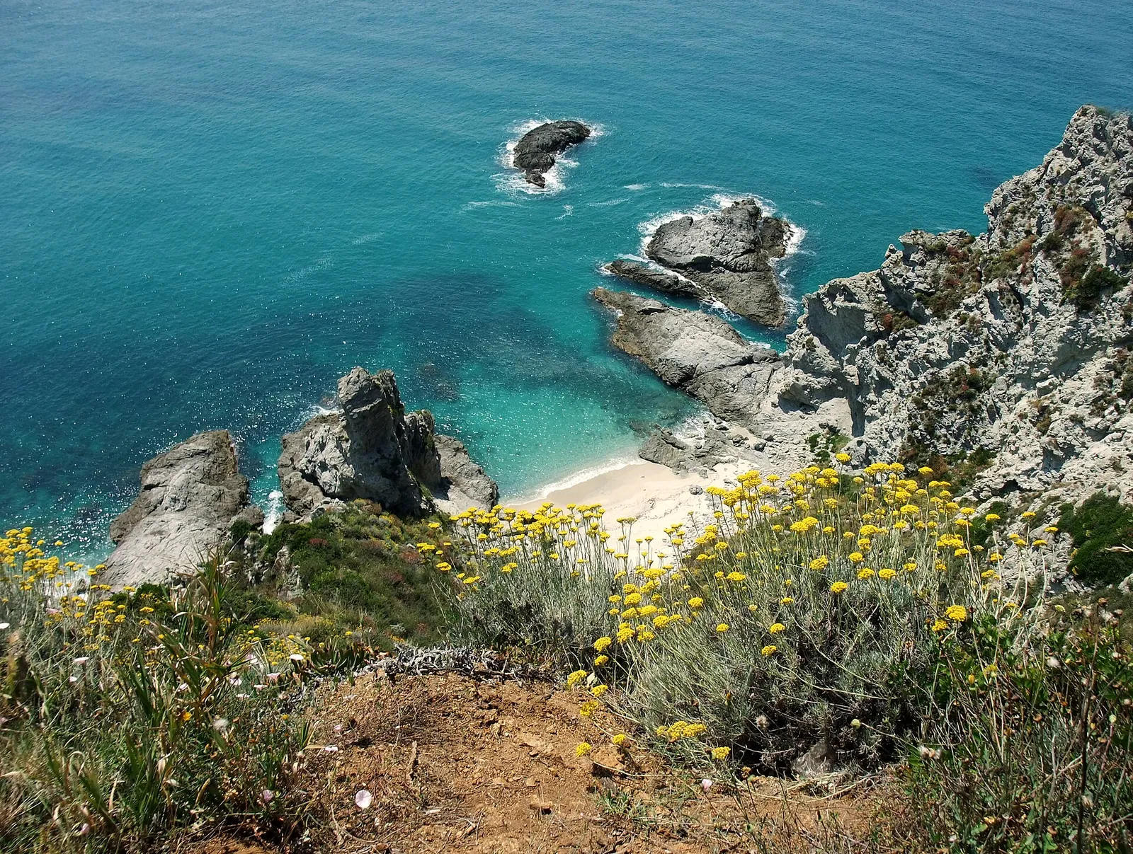 La costa di Capo Vaticano, in Calabria