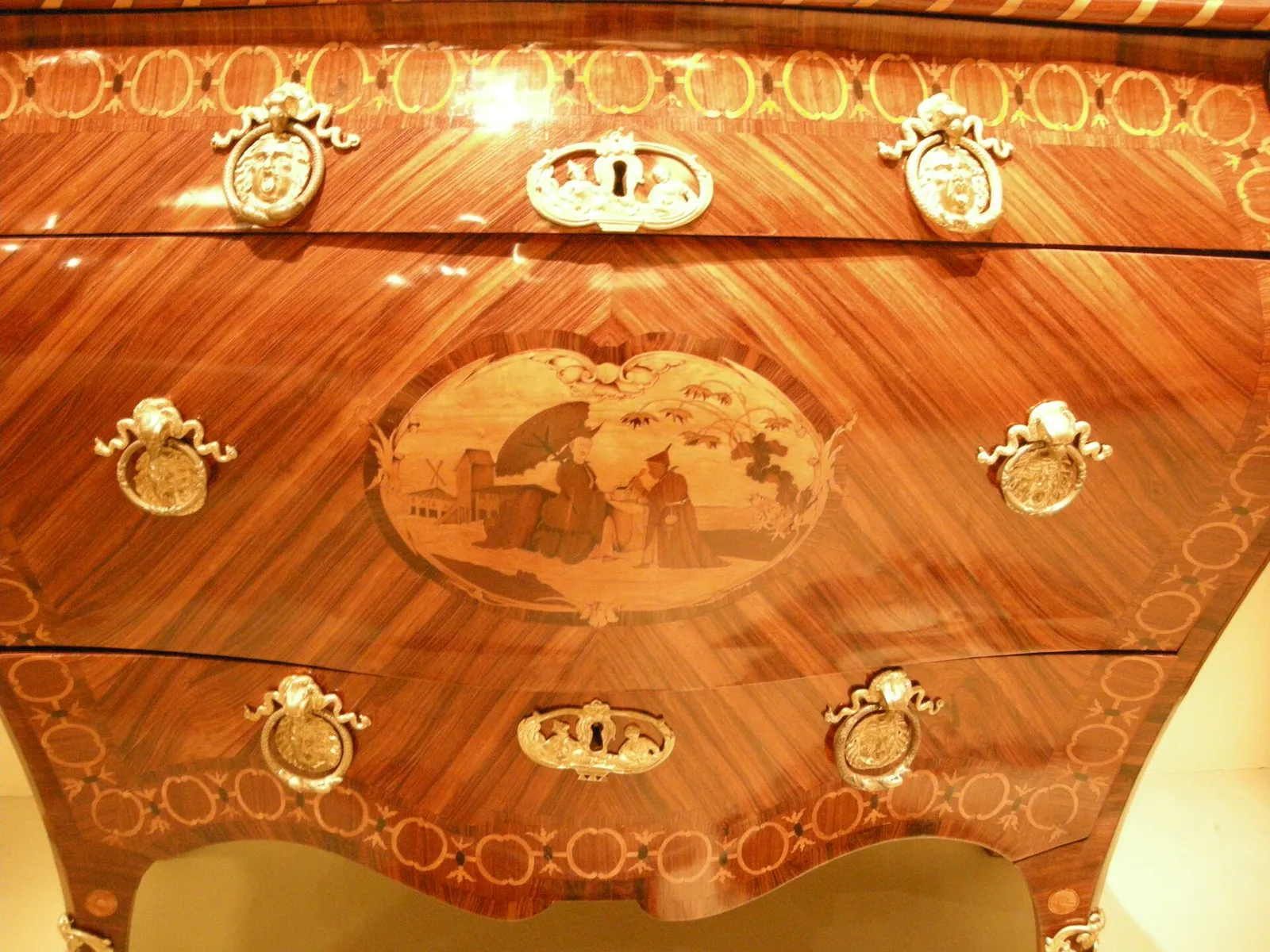 Un cassettone intarsiato di Giuseppe Maggiolini, esempio di arti decorative