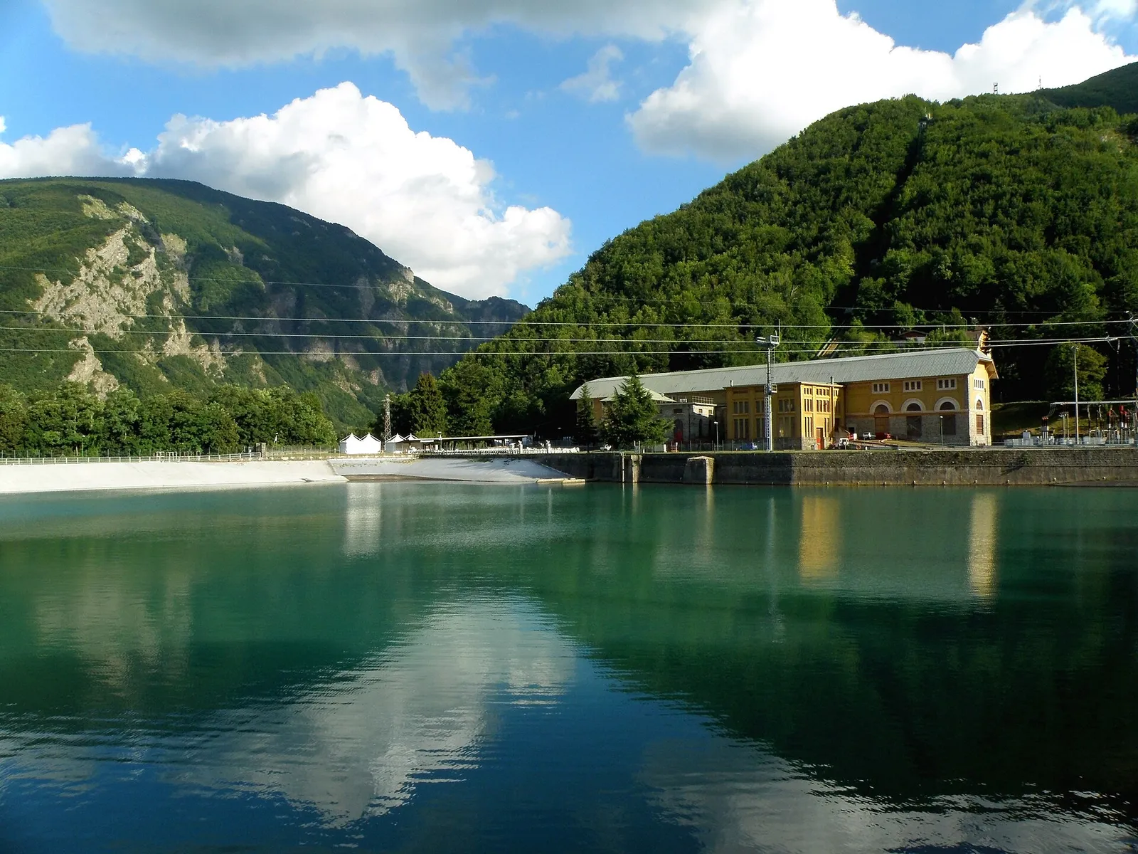Una centrale idroelettrica con la diga in un contesto montano