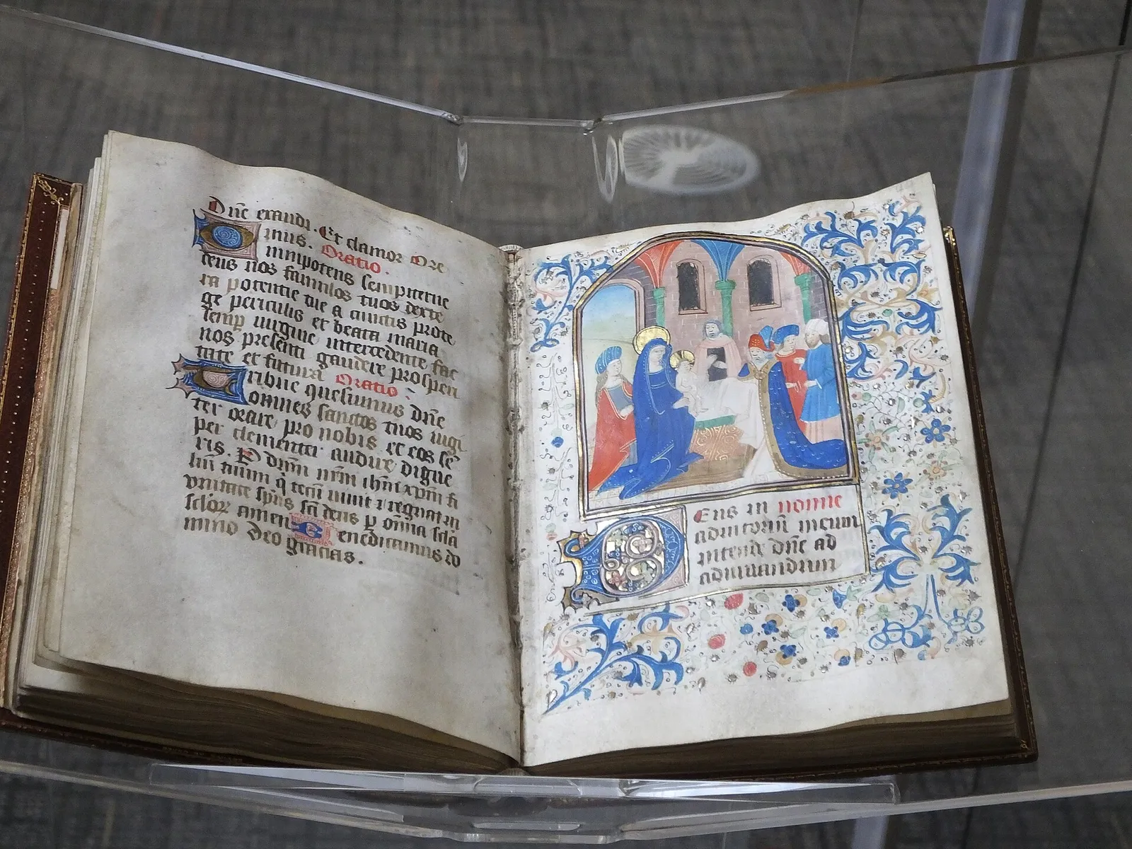 Un Libro d'Ore miniato esposto in una biblioteca (immagine di contesto)
