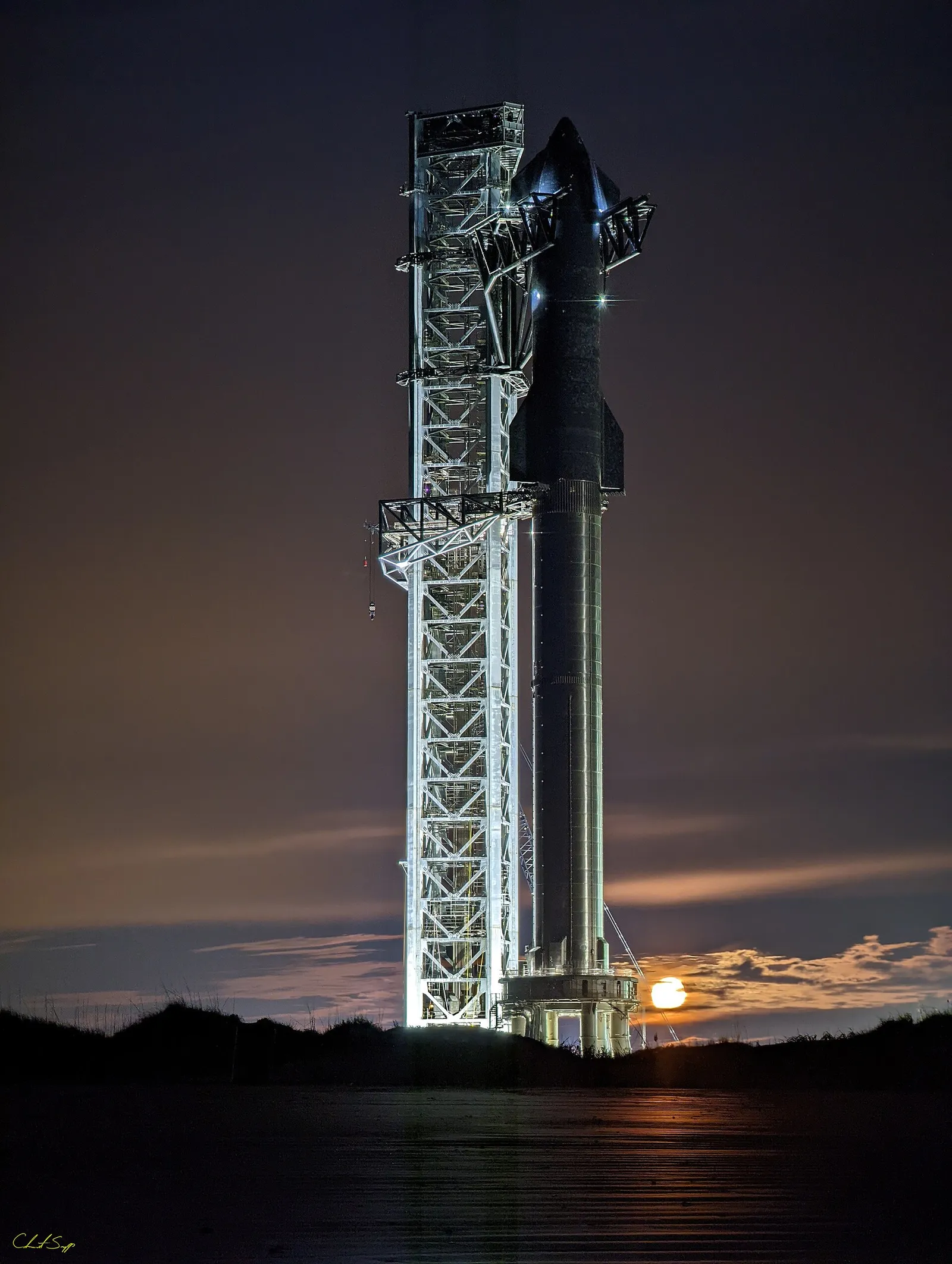 Il razzo Starship di SpaceX sulla rampa di lancio