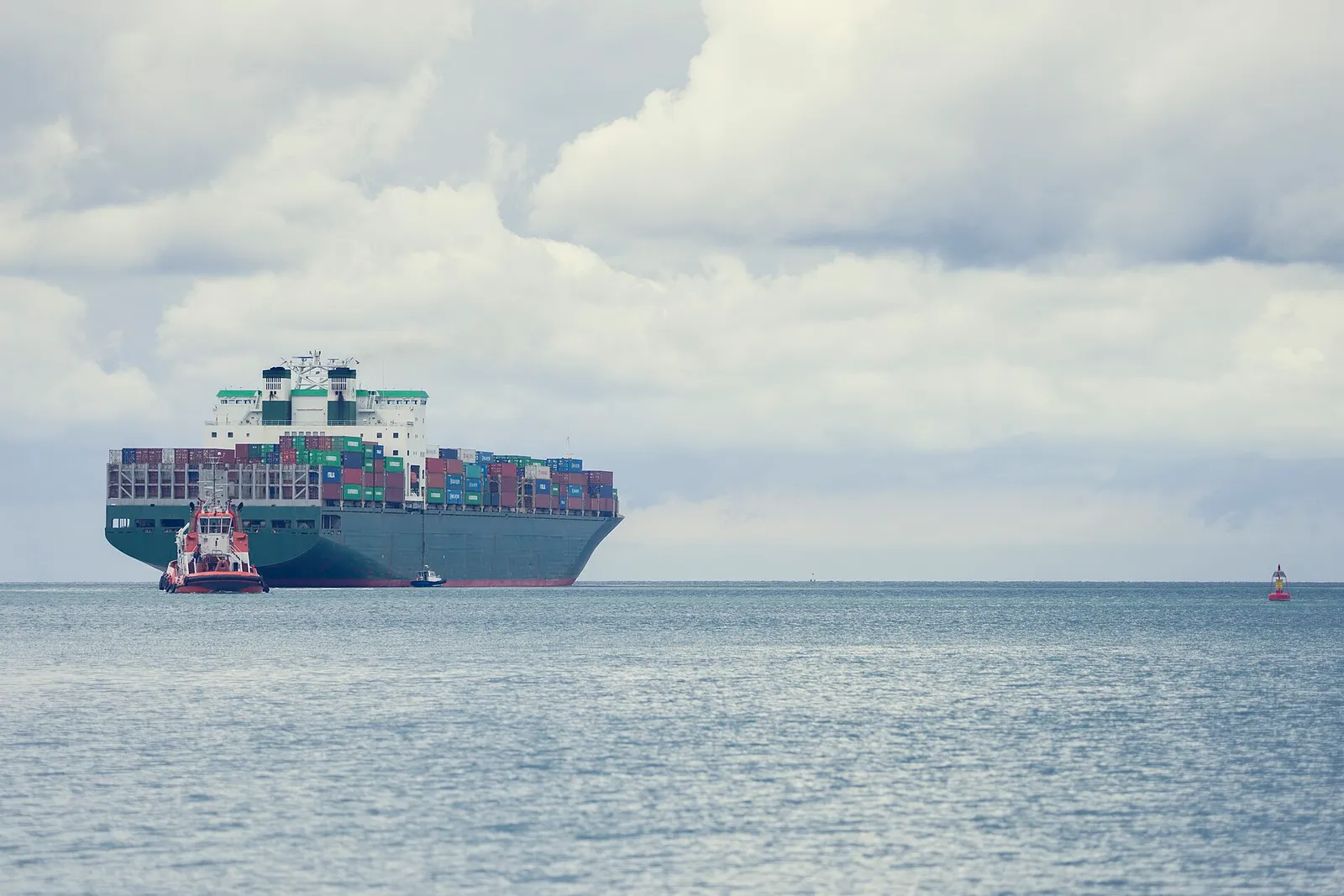 Una nave portacontainer in navigazione