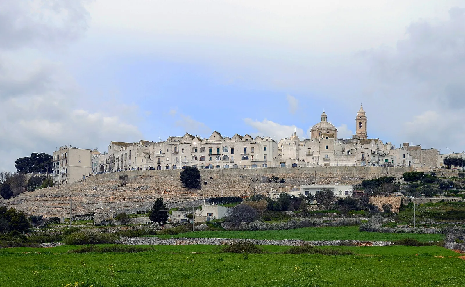 Il borgo bianco di Locorotondo, in Puglia