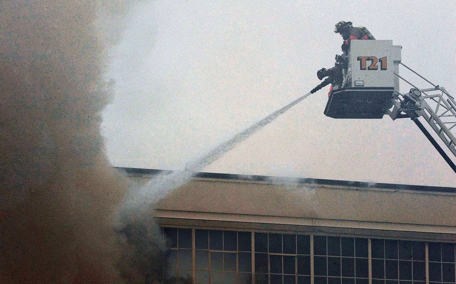 Vigili del fuoco al lavoro per spegnere l'incendio di un deposito